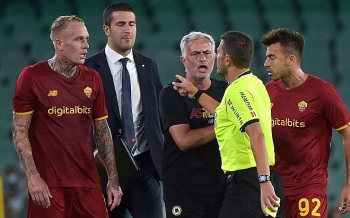HLV Mourinho truất quyền thi đấu trong trận cầu 6 thẻ đỏ