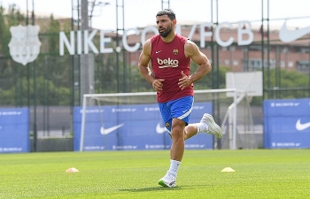 vang messi sergio aguero phai ngoi ngoai 2 thang o barca