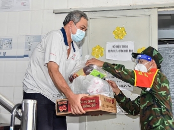 Lực lượng quân đội "đến từng ngõ, gõ cửa từng nhà" để trao nhu yếu phẩm cho người dân TP.HCM