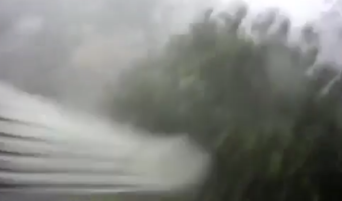 Video: Gió lốc kinh hoàng ở Huế thổi bay mái nhà lên không trung