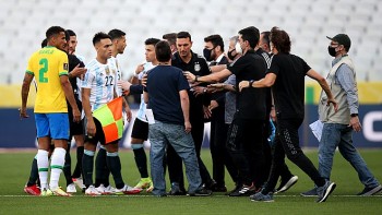 Trận Brazil vs Argentina bị hủy chỉ sau 6 phút, cảnh sát đòi bắt 4 đồng đội Messi