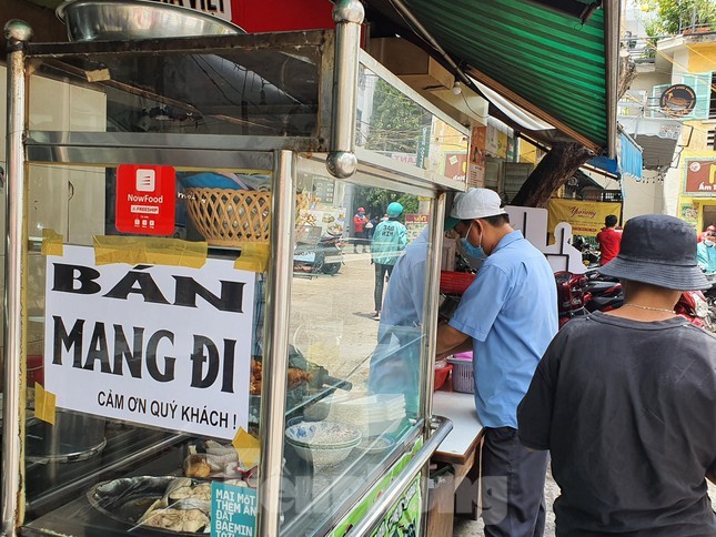 TP.HCM tiếp tục giãn cách, mở lại nhiều hoạt động từ hôm nay