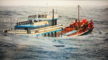 Hình ảnh cảnh sát biển cứu ngư dân trên tàu cá sắp chìm trong bão Côn Sơn