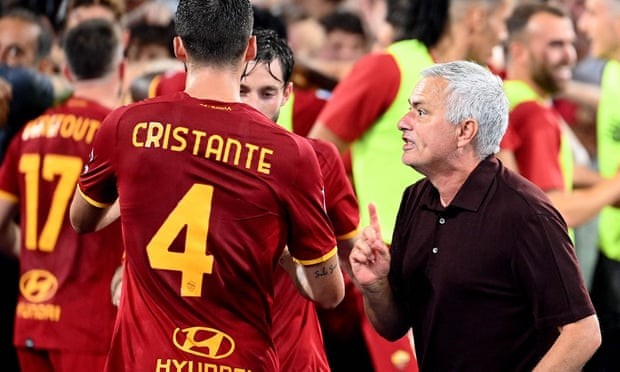 AS Roma lên đầu bảng xếp hạng, HLV Mourinho ăn mừng như vô địch