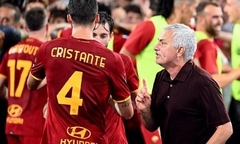 as roma len dau bang xep hang hlv mourinho an mung nhu vo dich