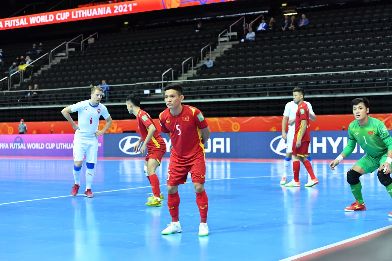 Cầm hoà Séc, ĐT futsal Việt Nam giành vé vào 1/8 World Cup 2021