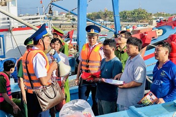 ngu dan o huye n da o phu quy duoc tuyen truyen luat canh sat bien va tang co to quoc