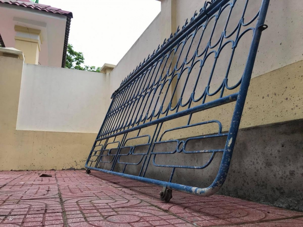 Sập cổng trường khiến một học sinh lớp 3 nhập viện