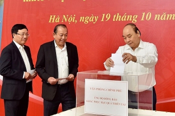 thu tuong nguyen xuan phuc cung nhieu lanh dao chung tay ung ho dong bao mien trung