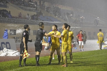 tuong tuong ra pha viet vi o v league tro ly trong tai bi treo co