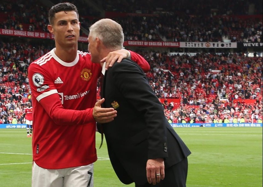 Được học trò giữ chắc ghế, HLV Solskjaer đưa Ronaldo lên tận 'mây xanh'