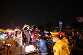 Công an Hà Nội tổ chức đón, dẫn đường cho người dân đi xe máy từ phía Nam về quê