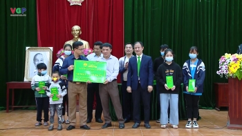 Mang 'Sóng và máy tính' đến với học sinh khó khăn huyện Thường Tín