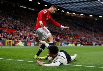 ronaldo len tieng sau tran thua tham liverpool