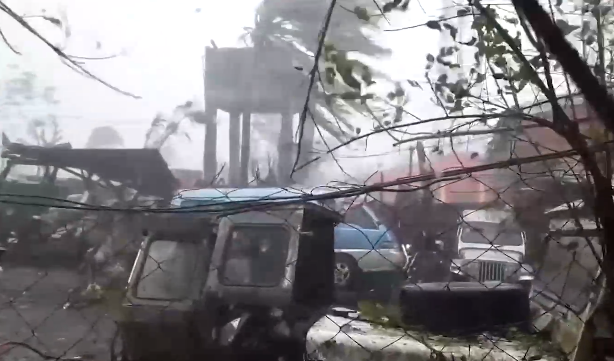 Video: Siêu bão Goni nhấn chìm nhiều làng mạc, gây vỡ đê ở Philippines
