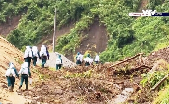 video gui gao cuu tro bang rung tiep te cho nguoi dan 2 xa bi co lap o phuoc son