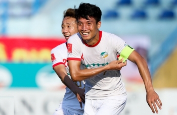 chuyen nhuong v league ngay 1411 bui tien dung len tieng ve tuong lai o viettel