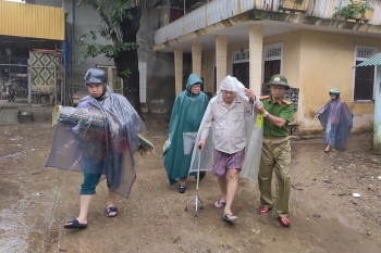 Bão số 13 áp sát đất liền, các tỉnh Trung Trung Bộ đã có mưa to