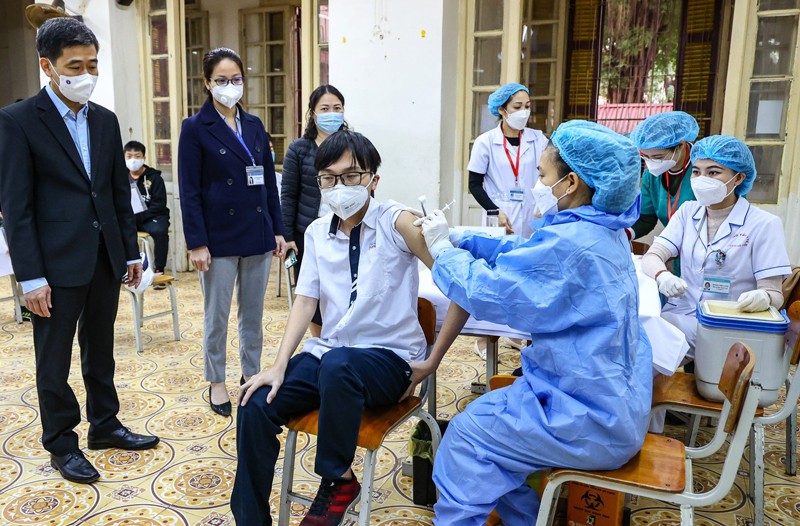 Sáng nay, Hà Nội tiêm vaccine COVID-19 cho học sinh lớp 9