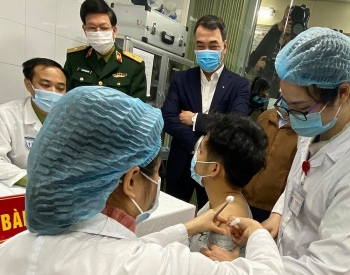 suc khoe ca 3 tinh nguyen vien tiem vaccine covid 19 deu tot tinh than thoai mai