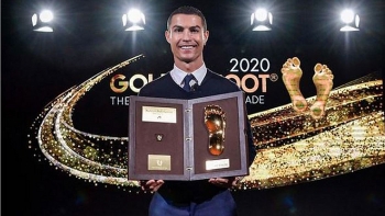 vuot qua messi ronaldo gianh giai thuong ban chan vang
