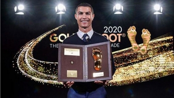 Vượt qua Messi, Ronaldo giành giải thưởng 'Bàn chân vàng'