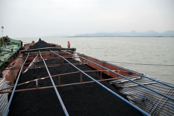 tam giu 500 tan than khong ro nguon goc tai khu vuc bien giap ranh hai phong va quang ninh