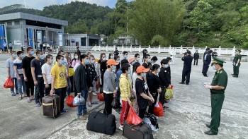 thu giu gan 300kg phao hoa o khu vuc bien gioi tinh quang tri