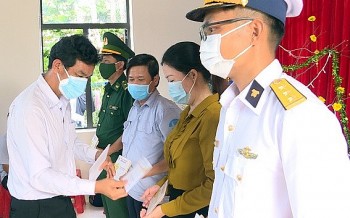 chuc tet va tang qua can bo chien si va nhan dan cac dao tay nam