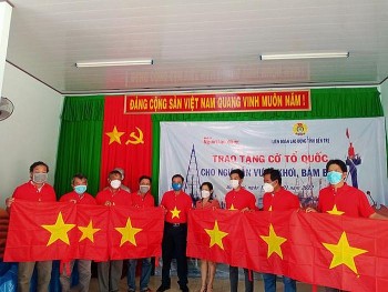 trao 1000 la co to quoc dong vien ngu dan bam bien bao ve chu quyen bien dao