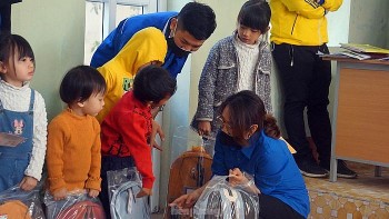 tang qua cho tre em nguoi dan tren huyen dao bach long vy