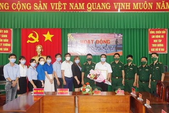 nghia tinh bien gioi hai dao dip tet nham dan