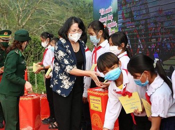 tang qua va co to quoc cho ba con bien gioi quang nam