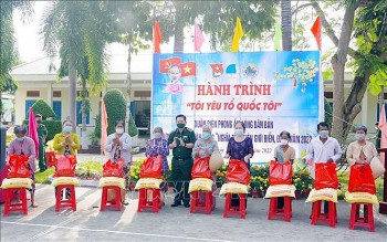 tang qua nguoi dan kho khan vung bien gioi bien