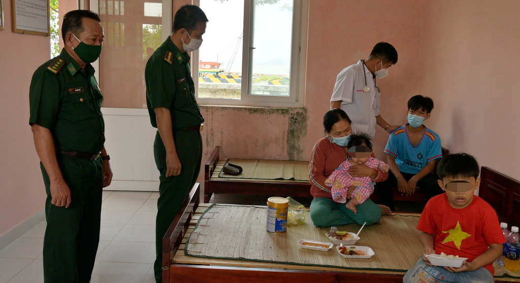 ung cuu thanh cong 6 nguoi dan bi nan tren bien khi ve que an tet