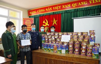 bien phong ha tinh bat vu van chuyen 113 kg phao hoa qua bien gioi