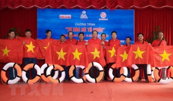 trao tang 10 ngan la co to quoc cho ngu dan ninh thuan