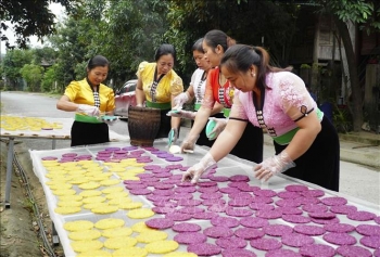 doc dao banh khau xen cua dong bao thai trang dien bien