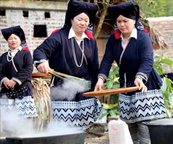 len ban sung xem nguoi dao goi banh chung don tet