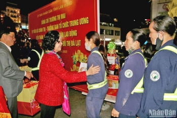 dong chi truong thi mai trao qua tet tang nguoi lao dong trong dem giao thua tai da lat