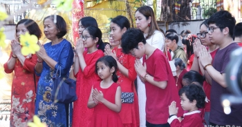 nguoi viet tai lao di le chua ngay dau nam moi