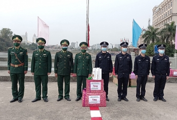 Tặng quà Tết cho đơn vị bảo vệ biên giới Trung Quốc
