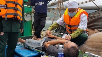 Hà Tĩnh: Cứu sống 8 thuyền viên trên tàu bị bốc cháy