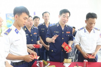 chinh uy canh sat bien tham hoi dong vien cac chien sy tren tuyen bien gioi bien dao