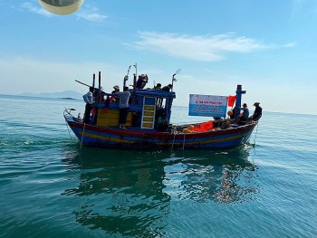 cuu song 3 ngu dan sau khi tau ca va cham voi tau hang