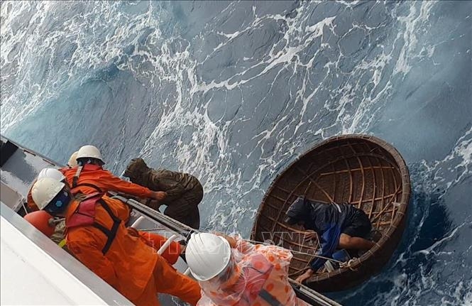 Cứu nạn thành công hai thuyền viên trên vùng biển Đà Nẵng