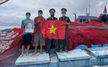 co to quoc tung bay noi buon lang vung bien gioi hai dao