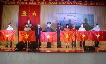 trao 10000 la co to quoc tang chien sy va nhan dan vung bien gioi cua tinh dak lak