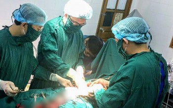 cuu song mot ngu dan bi thung tang rong khi dang khai thac hai san tren bien