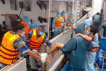 dua 6 ngu dan gap nan tren quan dao truong sa ve dat lien